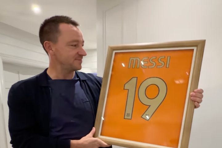 Τζον Τέρι: Έβγαλε σε δημοπρασία ιστορικές φανέλες και συγκέντρωσε 350.000 ευρώ για φιλανθρωπικές οργανώσεις