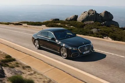 Mercedes-Benz S-Class: Η γερμανική λιμουζίνα έγινε ακόμα πιο πολυτελής και προηγμένη