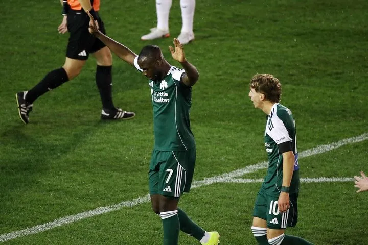 Γκολάρα Τεττέη με σερβίρισμα Αντίνο: Ο επιθετικός του Παναθηναϊκού πλήγωσε την πρώην ομάδα του και δεν πανηγύρισε