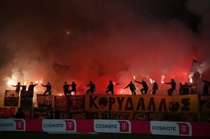 Ταυτοποιήθηκαν οι φίλαθλοι της ΑΕΚ που έριξαν την ομπρέλα στον αγωνιστικό χώρο στο ντέρμπι με τον Ολυμπιακό