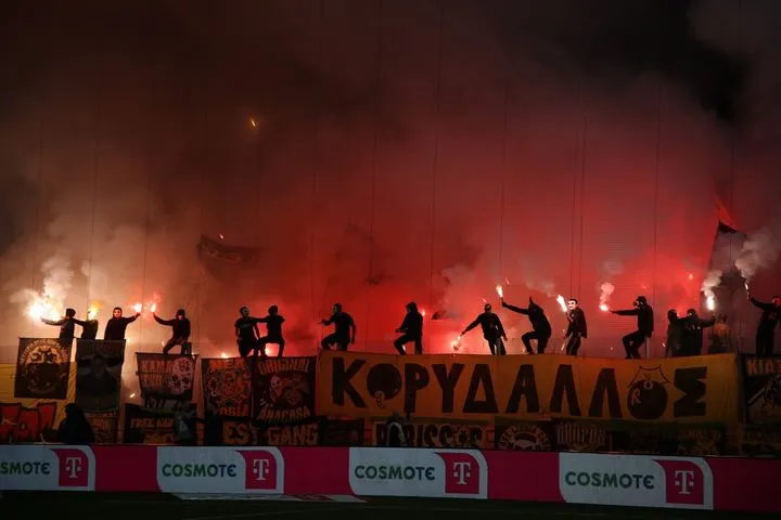 ΑΕΚ: Ταυτοποιήθηκαν οι φίλαθλοι της Ένωσης που έριξαν την ομπρέλα στον αγωνιστικό χώρο στο ντέρμπι με τον Ολυμπιακό