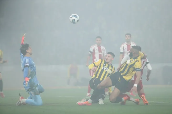 Διπλή χαμένη ευκαιρία για την ΑΕΚ: Ο Τζολάκης πέφτοντας είπε “όχι” στον Γιόβιτς και στη συνέχεια ο Πινέδα έστειλε την μπάλα στο δοκάρι