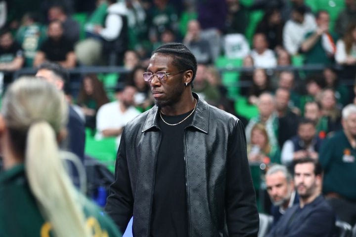 Ο Κέντρικ Ναν εκτός παρκέ, αλλά πρωταγωνιστής στο στιλ με πανάκριβο τζάκετ