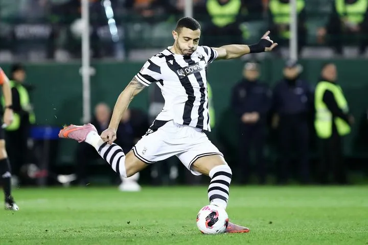 Αυτός το κέρδισε, αυτός το έβαλε: Ο Γιακουμάκης έδωσε το προβάδισμα στον ΠΑΟΚ με εύστοχη εκτέλεση πέναλτι ύστερα από ανατροπή του Καλάμπρια