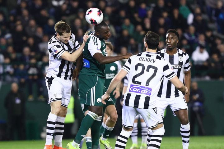 Η απίθανη επέμβαση του Τσιφτσή στην κεφαλιά του Τεττέη για να κρατήσει το 1-0 υπέρ του ΠΑΟΚ