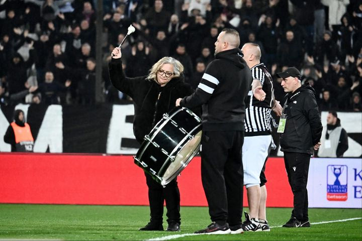 Ανατριχιαστικές στιγμές στην Τούμπα: Η μητέρα ενός εκ των θυμάτων της Ρουμανίας χτύπησε το τύμπανο των οργανωμένων πριν από τη σέντρα