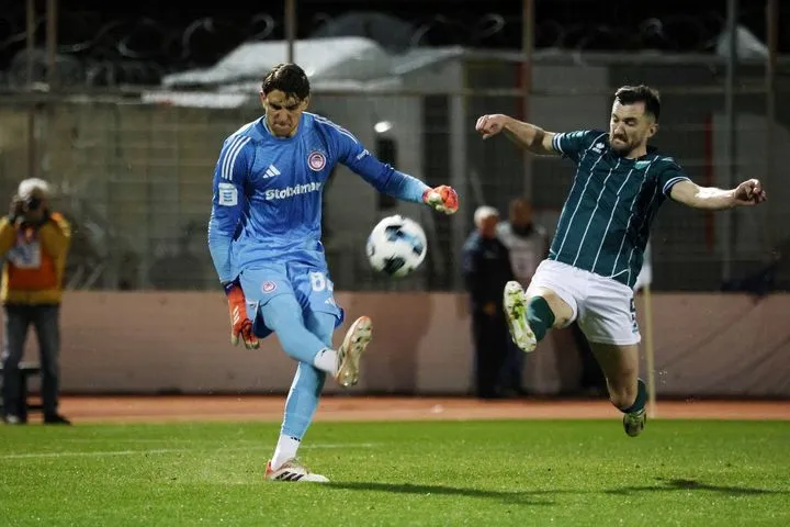 Με δέκα παίκτες ο Λεβαδειακός: Το μαρκάρισμα του Όζμπολτ στον Τζολάκη που οδήγησε στη δεύτερη κάρτα του Σλοβένου φορ