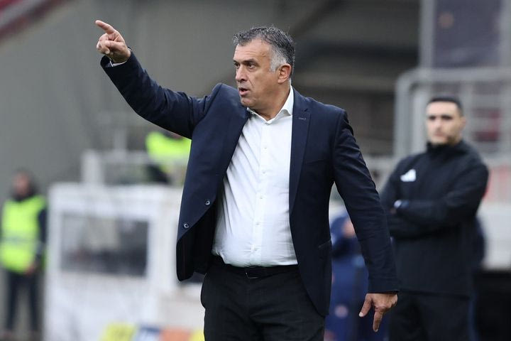 Παναιτωλικός: Εκνευρισμένος ο Αναστασίου, δεν δέχτηκε ερωτήσεις στη συνέντευξη Τύπου μετά την ήττα από τον Ολυμπιακό