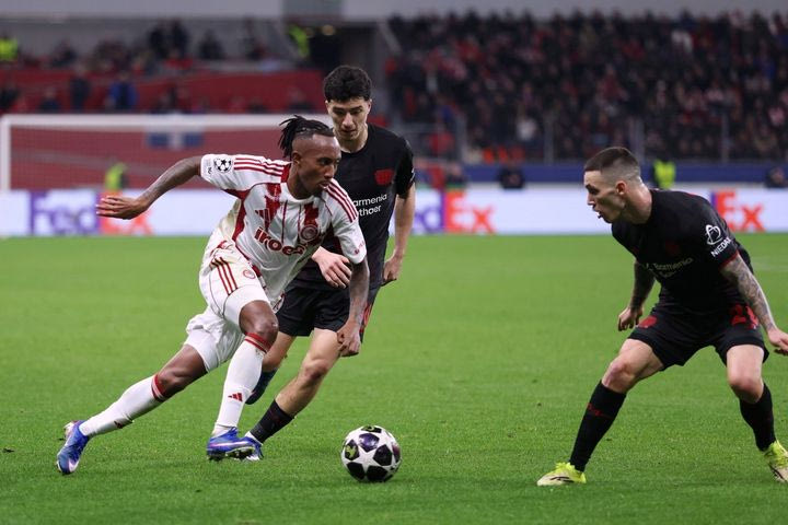 Νέα μεγάλη φάση για τον Ολυμπιακό: Ο Έσε έκλεψε την μπάλα ψηλά και έδωσε στον Μαρτίνς, όμως το σουτ του πέρασε άουτ