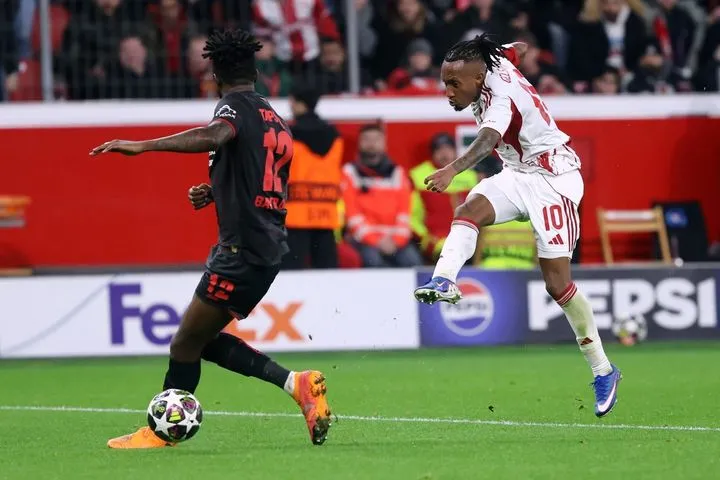 Λεβερκούζεν – Ολυμπιακός: Ο Έσε έκλεψε την μπάλα ψηλά και έδωσε στον Μαρτίνς, όμως το σουτ του τελευταίου πέρασε άουτ