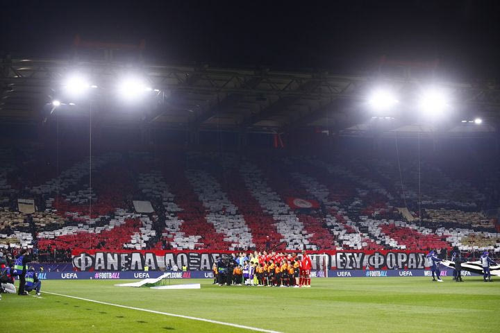 Το εντυπωσιακό κορεό των φίλων του Ολυμπιακού πριν τη μάχη με τη Λεβερκούζεν