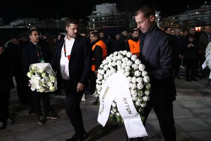 Στην Τούμπα για το ΠΑΟΚ - Θέλτα ο Τσέφεριν: Ο πρόεδρος της UEFA άφησε λουλούδια στη μνήμη των επτά οπαδών του Δικεφάλου