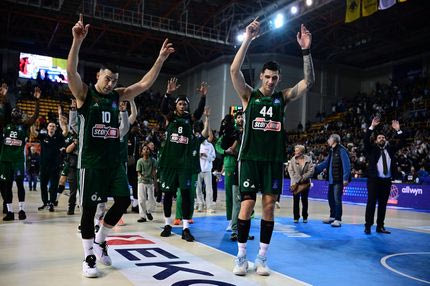 Οι φίλοι του Παναθηναϊκού ΑΚTOR πανηγύρισαν με τους παίκτες την κατάκτηση του τροπαίου