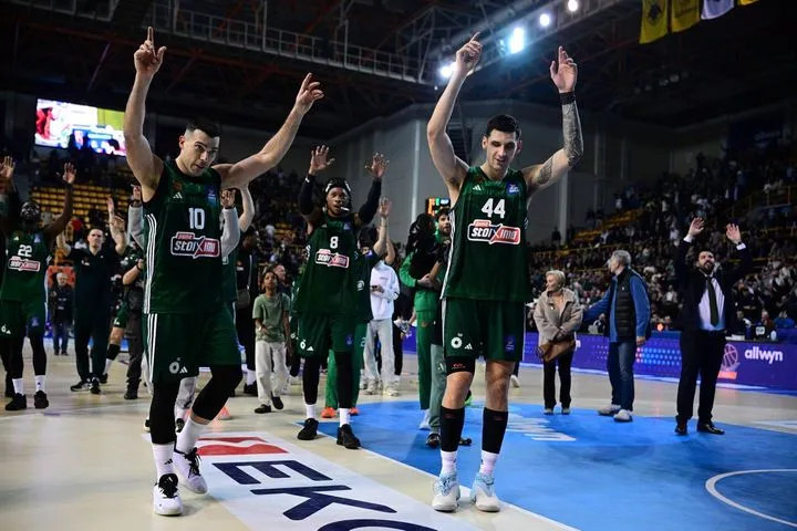 Ολυμπιακός – Παναθηναϊκός AKTOR: Οι φίλοι των πρασίνων πανηγύρισαν με τους παίκτες την κατάκτηση του τροπαίου