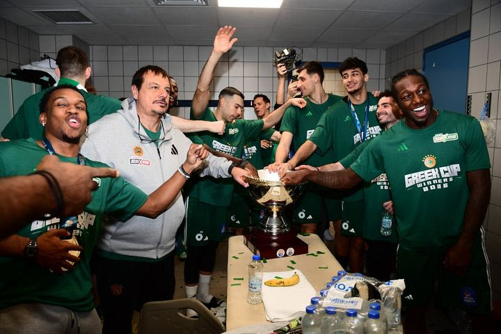 Πράσινη τρέλα: Οι πανηγυρικές φωτογραφίες από τα αποδυτήρια του Παναθηναϊκού AKTOR μετά την κατάκτηση του τροπαίου