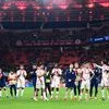 Ολυμπιακός, Champions League: Το θερμό χειροκρότημα των 2.000 φίλων των ερυθρόλευκων στη BayArena παρά τον αποκλεισμό
