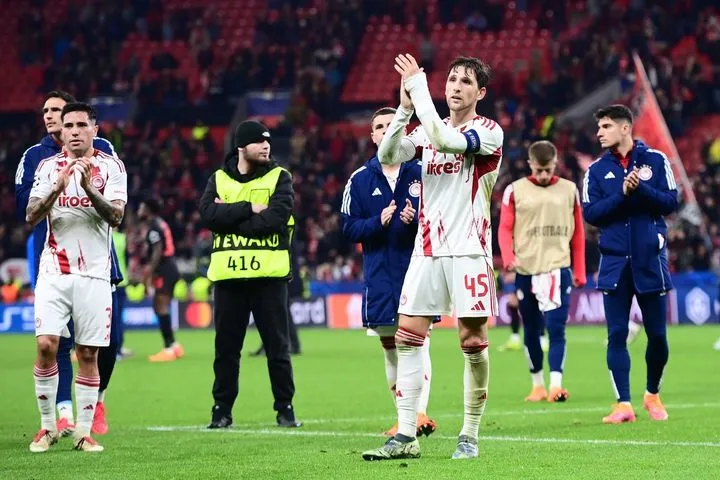 Ολυμπιακός, Champions League: Το VIDEO του SPORT24 από το θερμό χειροκρότημα των φίλων των ερυθρόλευκων στην BayArena