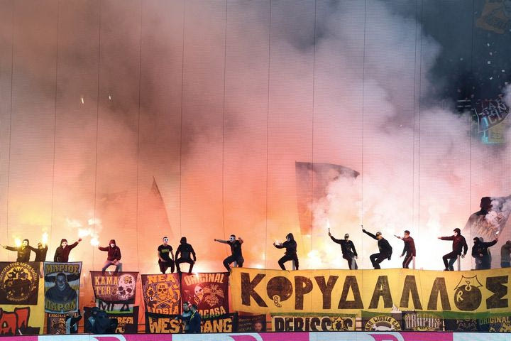 ΑΕΚ – Ολυμπιακός: Καυτή ατμόσφαιρα από τους φίλους της Ένωσης πριν από την έναρξη του ντέρμπι