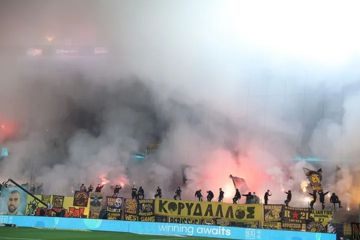 Η ΔΕΑΒ επέβαλε απαγόρευση εισόδου στα γήπεδα για δύο χρόνια στους οπαδούς της ΑΕΚ που έριξαν ομπρέλα στο ντέρμπι με τον Ολυμπιακό