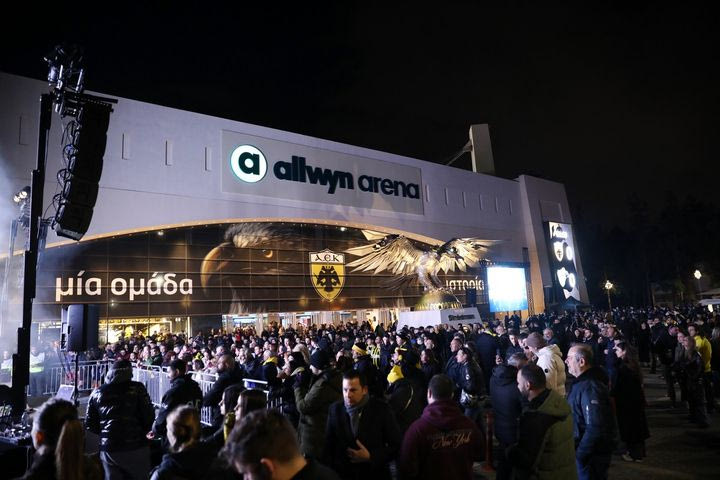 Τα VIDEO της ΑΕΚ με το κιτρινόμαυρο πάρτι από χιλιάδες φιλάθλους της έξω από την Allwyn Arena στο ματς με τον Λεβαδειακό