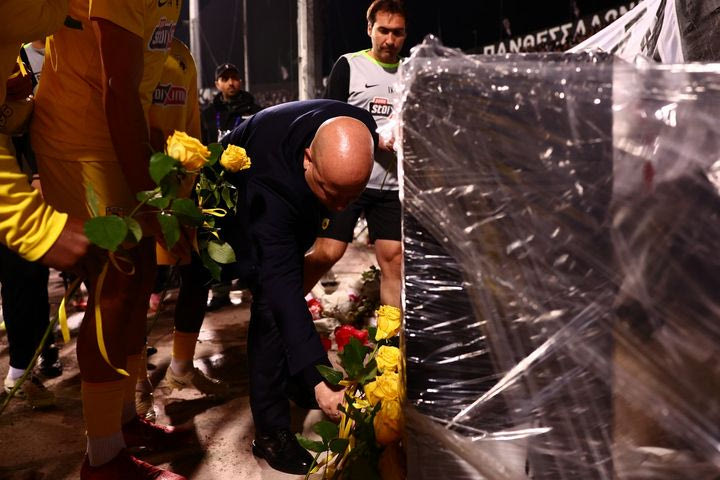 Οι παίκτες της ΑΕΚ άφησαν λουλούδια για τα θύματα του δυστυχήματος στη Ρουμανία