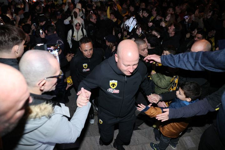 Χαμός από τους φιλάθλους της ΑΕΚ στην άφιξη της αποστολής στις Σέρρες