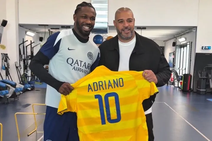 Ο Αυτοκράτορας επέστρεψε: Η ξεχωριστή επίσκεψη του Αντριάνο σε προπόνηση της Ίντερ