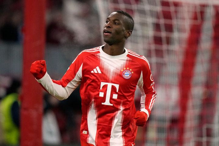 Μπάγερν: Ο Νίκολας Τζάκσον έγινε viral περπατώντας ξυπόλυτος και χωρίς μπλούζα στο χιόνι του Μονάχου