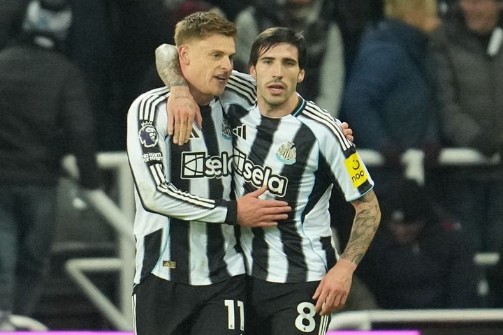 Άστον Βίλα – Νιούκαστλ 1-3: Με σούπερ Τονάλι οι καρακάξες έφεραν τούμπα το ματς και πήραν την πρόκριση