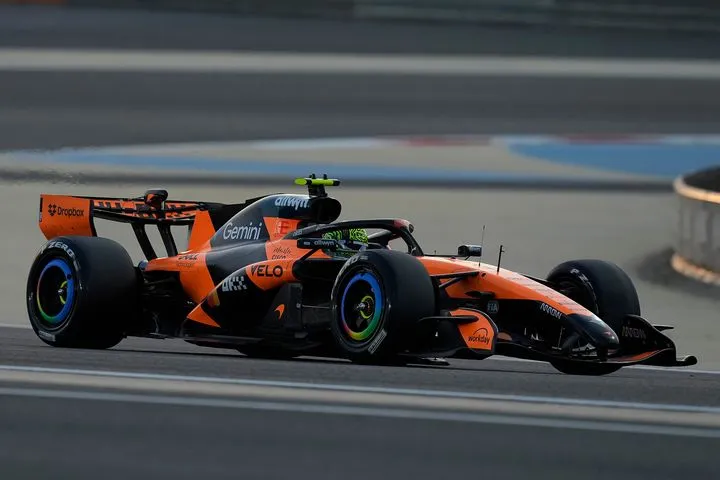 Η McLaren πέτυχε τον πρώτο χρόνο, η Red Bull έκλεψε τις εντυπώσεις την πρώτη μέρα στο Μπαχρέιν