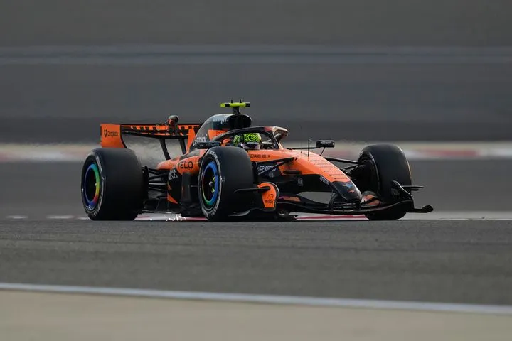 McLaren: “Με τις πρώιμες ενδείξεις του ρυθμού αγώνα οι Ferrari και Mercedes είναι στην κορυφή”