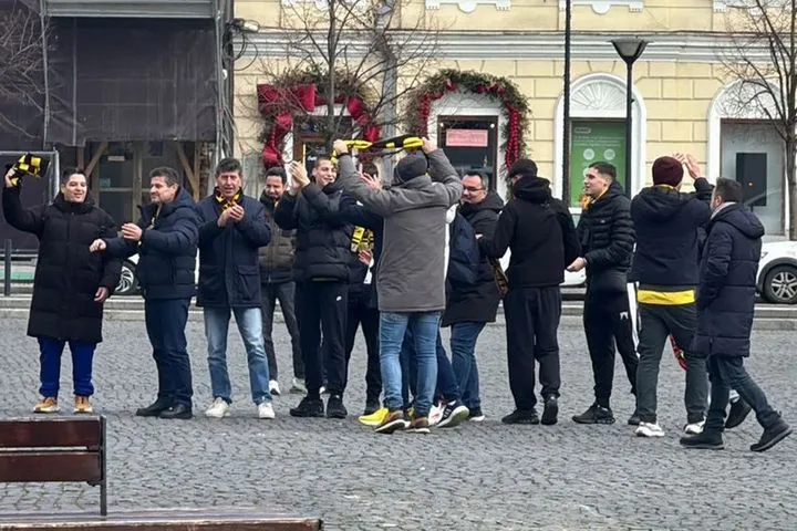 Άρης: Κιτρινίζει το Κλουζ, ο κόσμος της ομάδας έχει φτάσει στο κέντρο της πόλης με σημαίες και κασκόλ