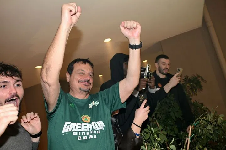 Παναθηναϊκός AKTOR: Ο Αταμάν βγήκε στο μπαλκόνι και πανηγύρισε με γροθιές το Κύπελλο Ελλάδας