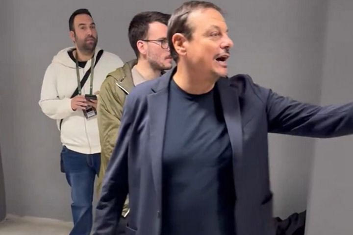 Το VIDEO με τον Αταμάν στα αποδυτήρια του Παναθηναϊκού να τα βάζει με τους δημοσιογράφους