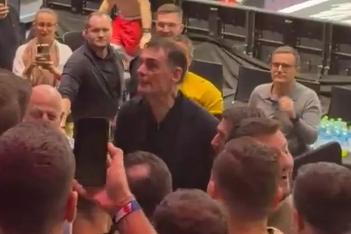Οπαδός του Παναθηναϊκού έβρισε τον Μπαρτζώκα και ο προπονητής του Ολυμπιακού ανέβηκε στην εξέδρα