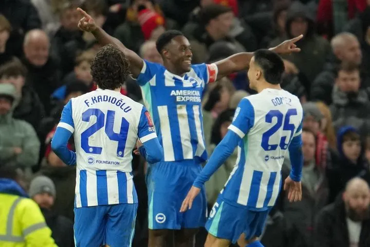 Σπουδαίο διπλό για την Μπράιτον του Κωστούλα, ο Έιμπραχαμ έσωσε τον βαθμό για την Άστον Βίλα, πέταξε το τρίποντο η Τσέλσι