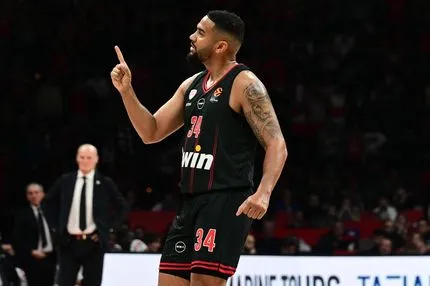 Ο Κόρι Τζόσεφ ξεκίνησε με δύο εύστοχα τρίποντα κόντρα στη Βίρτους