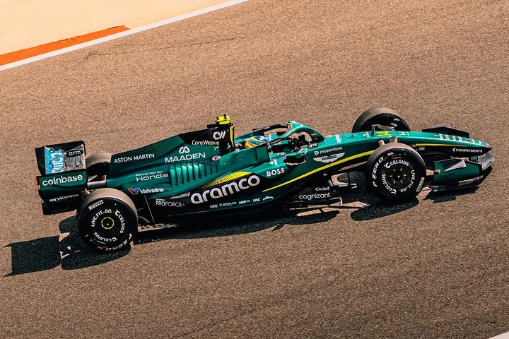 Αλόνσο για τα μονοθέσια του 2026: “Μπορεί να τα οδηγήσει και ο σεφ μας στις γρήγορες στροφές”