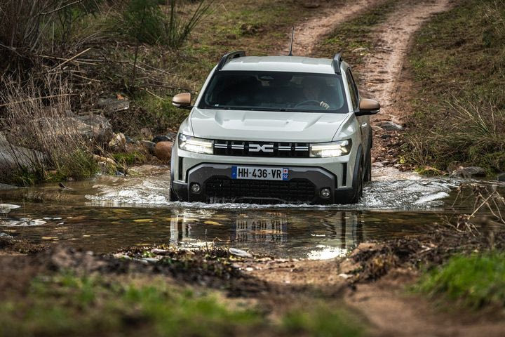 H Dacia ενθουσιάζει: Οδηγήσαμε στη Γαλλία τις νέες τεχνολογικά προηγμένες και πληρέστατες SUV και όχι μόνο προτάσεις της