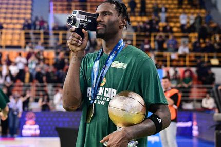 Σε ρόλο κινηματογραφιστή με vintage κάμερα ο MVP Χέιζ-Ντέιβις