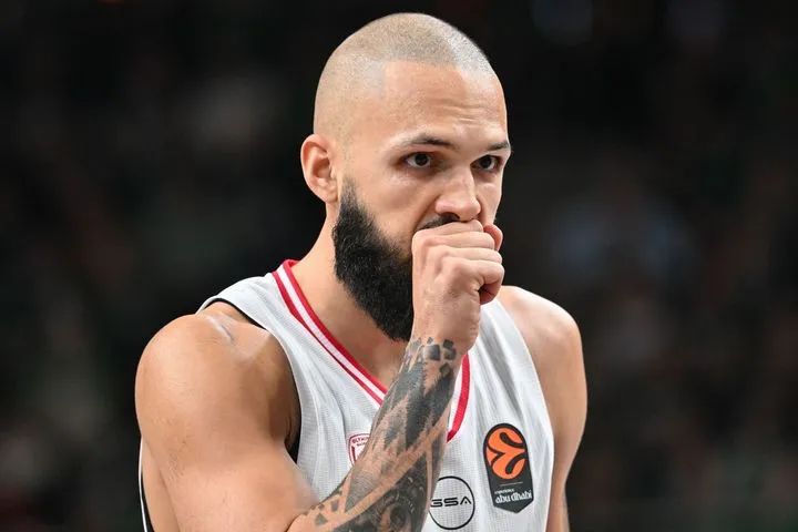 Φουρνιέ: “Γιατί με ρωτάτε αν είχα τροχαίο;”- Ανησύχησαν οι φίλοι του Ολυμπιακού με τη φωτογραφία που ανέβασε