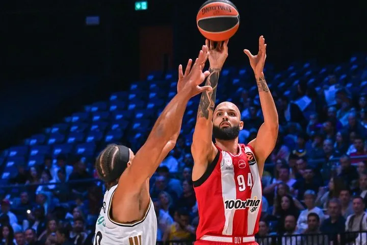 Dubai BC – Ολυμπιακός: Το τεράστιο τρίποντο του Φουρνιέ που έστειλε το παιχνίδι στην παράταση