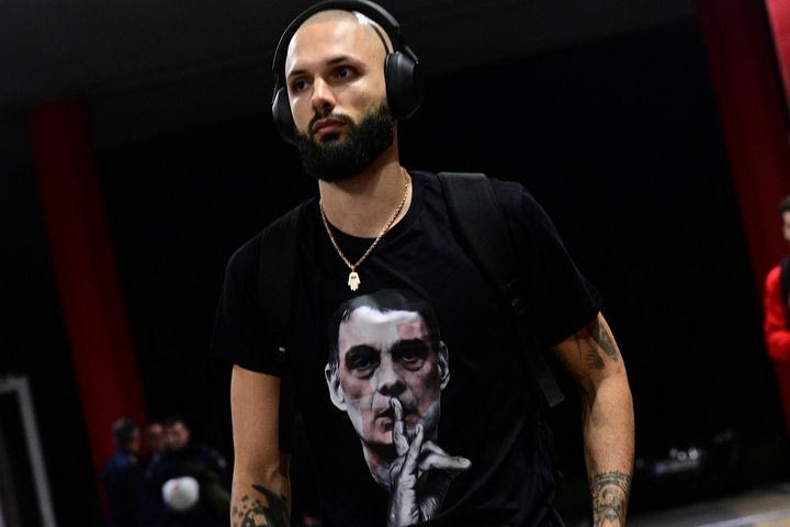 Ο Φουρνιέ με μπλούζα Μπαρτζώκα στο ΣΕΦ