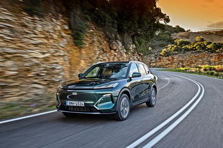 Πρώτη επαφή από Αθήνα στη Νεμέα και πίσω με το ολοκαίνουργιο SUV της Geely- Υψηλή PHEV τεχνολογία και κορυφαία ποιότητα