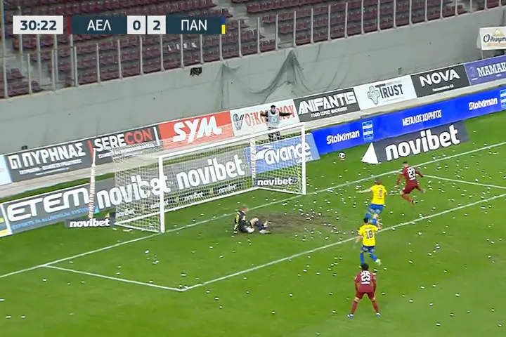 Ο Γκαράτε πήρε το ριμπάουντ από το σουτ του Πέρες στο δοκάρι και μείωσε σε 2-1 για την ΑΕΛ Novibet