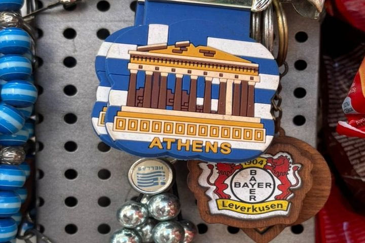 Μπρελόκ της Λεβερκούζεν σε περίπτερο της Αθήνας κέντρισε το ενδιαφέρον και κατέληξε στα social της ομάδας