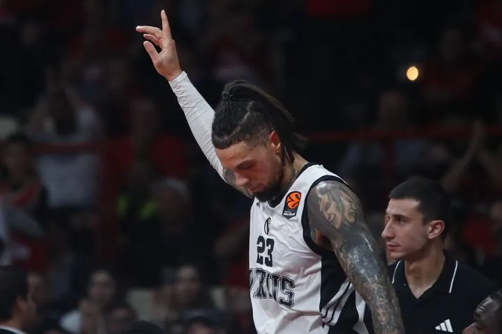 Ολυμπιακός – Βίρτους: Ο κόσμος των ερυθρόλευκων αποθέωσε τον Ντάνιελ Χάκετ