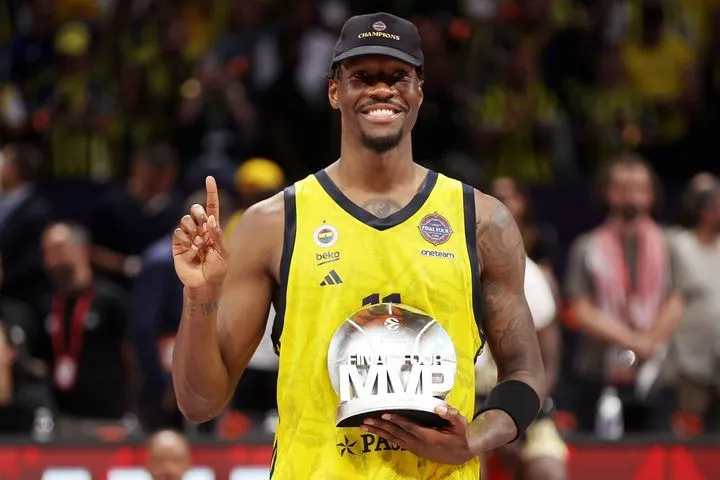 Η Φενέρμπαχτσε ετοιμάζει νέα πρόταση για τον Νάιτζελ Χέιζ-Ντέιβις, σύμφωνα με Τούρκο δημοσιογράφο