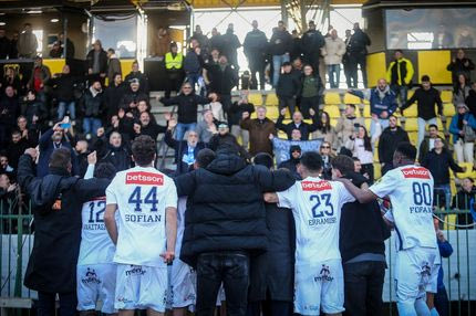 Η αποθέωση των παικτών του Ηρακλή από τους οπαδούς τους, μετά απο την εξασφάλιση της ανόδου στη μεγάλη κατηγορία