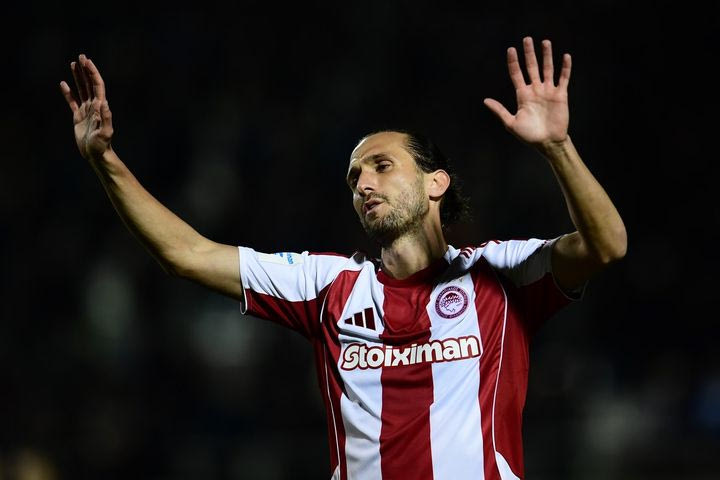 Τα απογοητευμένα βλέμματα των παικτών του Ολυμπιακού μπροστά στους φίλους της ομάδας και το “συγγνώμη” του Γιαζίτζι